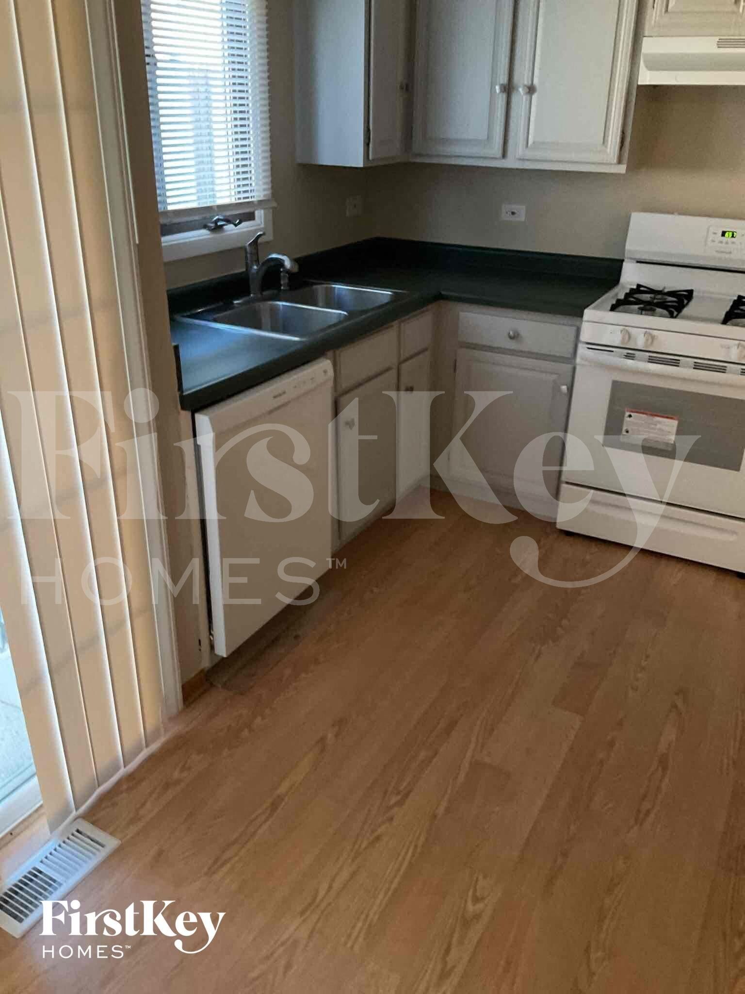 Building Photo - 16211 Fox Ct