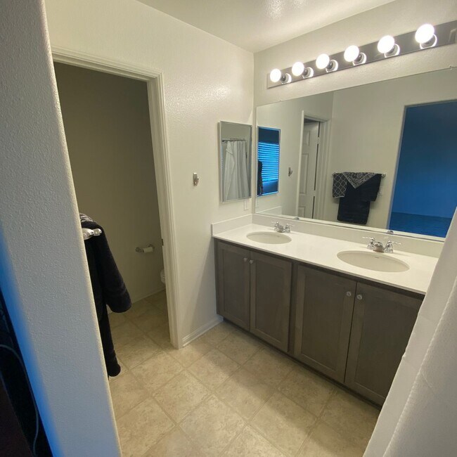 Building Photo - NEWER 4 BEDROOM VICTORVILLE HOME