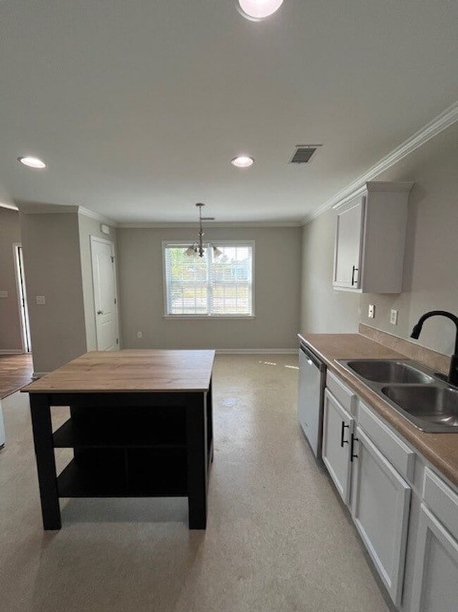 Building Photo - Welcome to this well-appointed 3-bedroom, 2-bath home in Leland, NC