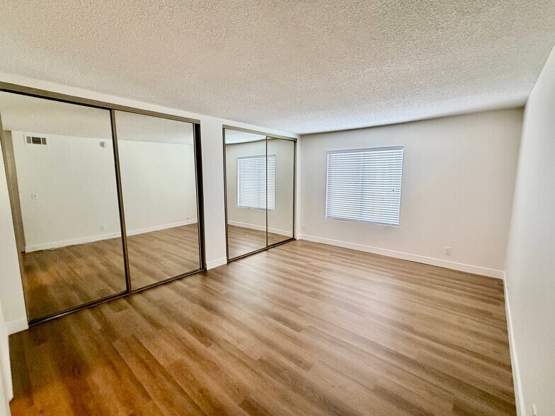 Building Photo - 17440 Burbank Blvd