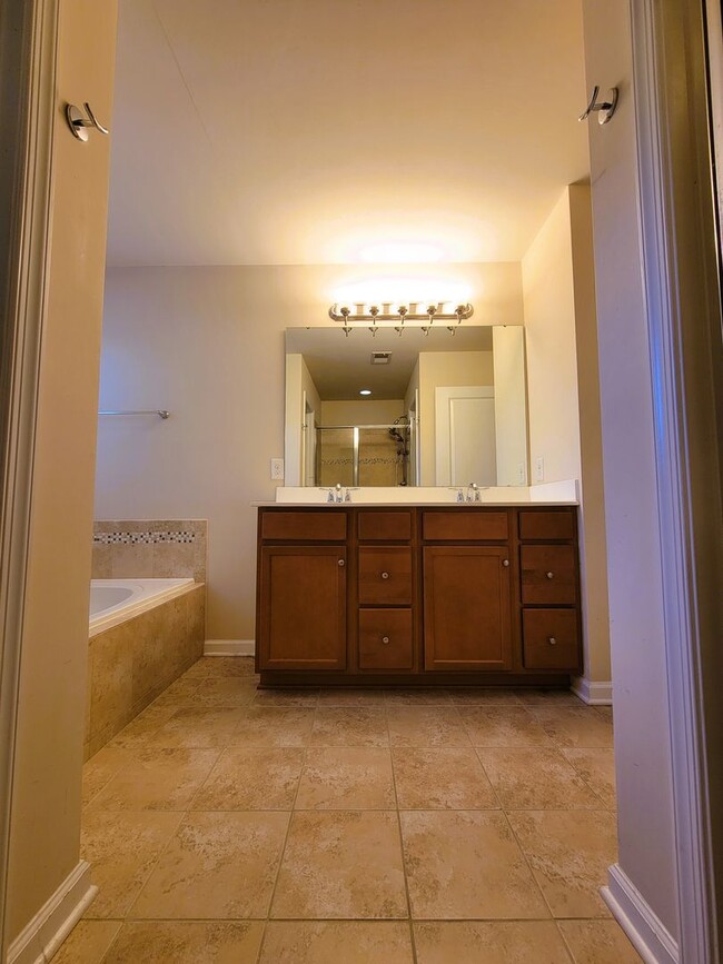 Building Photo - Large 2 story transitional in highly sough...