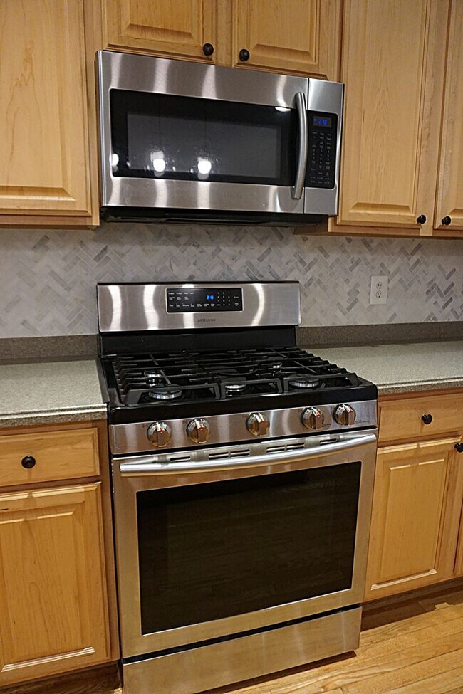 Building Photo - Exquisite Townhouse in Orchard Run Germantown