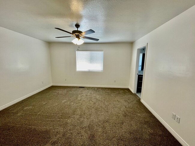 Building Photo - Adorable 3-Bedroom Townhome with 2-Car Garage in Cedar City