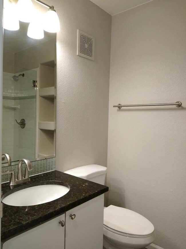 Building Photo - Beautifull Spacious 2 Bedroom 2 Bath Townh...