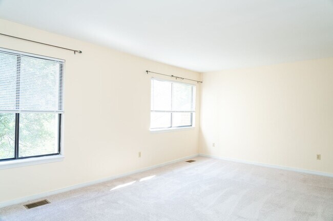 Building Photo - 1054 Cheshire Ct