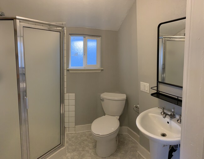 Full bathroom - 7094 NE 8th Ave