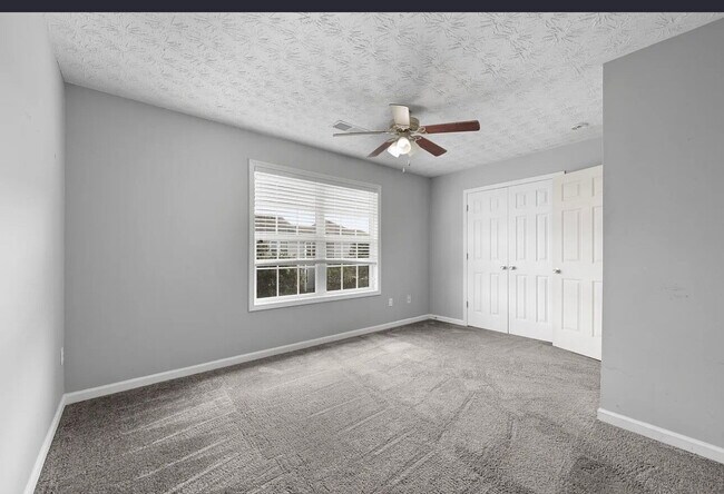 Building Photo - "Charming 3-Bed Townhouse with Hardwood Fl...