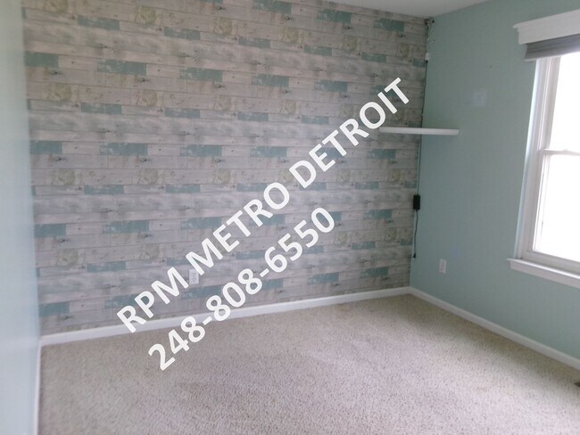 Building Photo - SPACIOUS HOME IN BROWNSTOWN