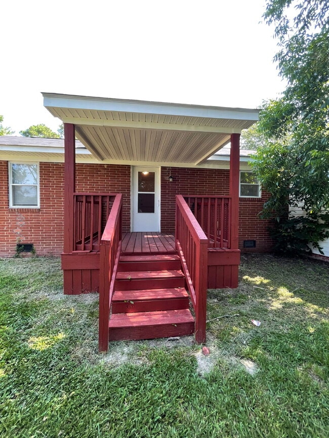 Building Photo - SPACIOUS BRICK RANCH in GOLDSBORO! 4 BR, 2 BA - FENCED-IN YARD *Convenient to SJAFB*