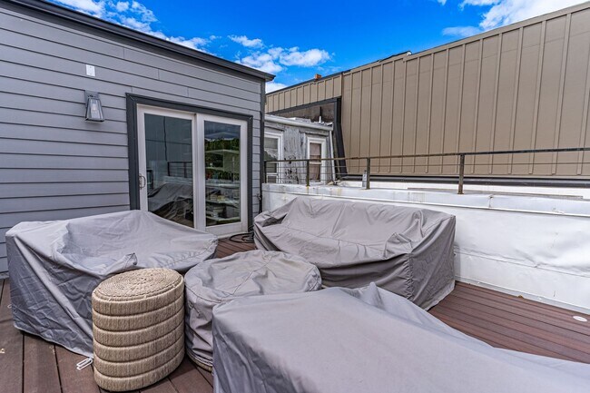 Building Photo - Luxurious Living in NW DC!