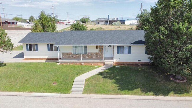 Building Photo - 465 Meadowlark Ln