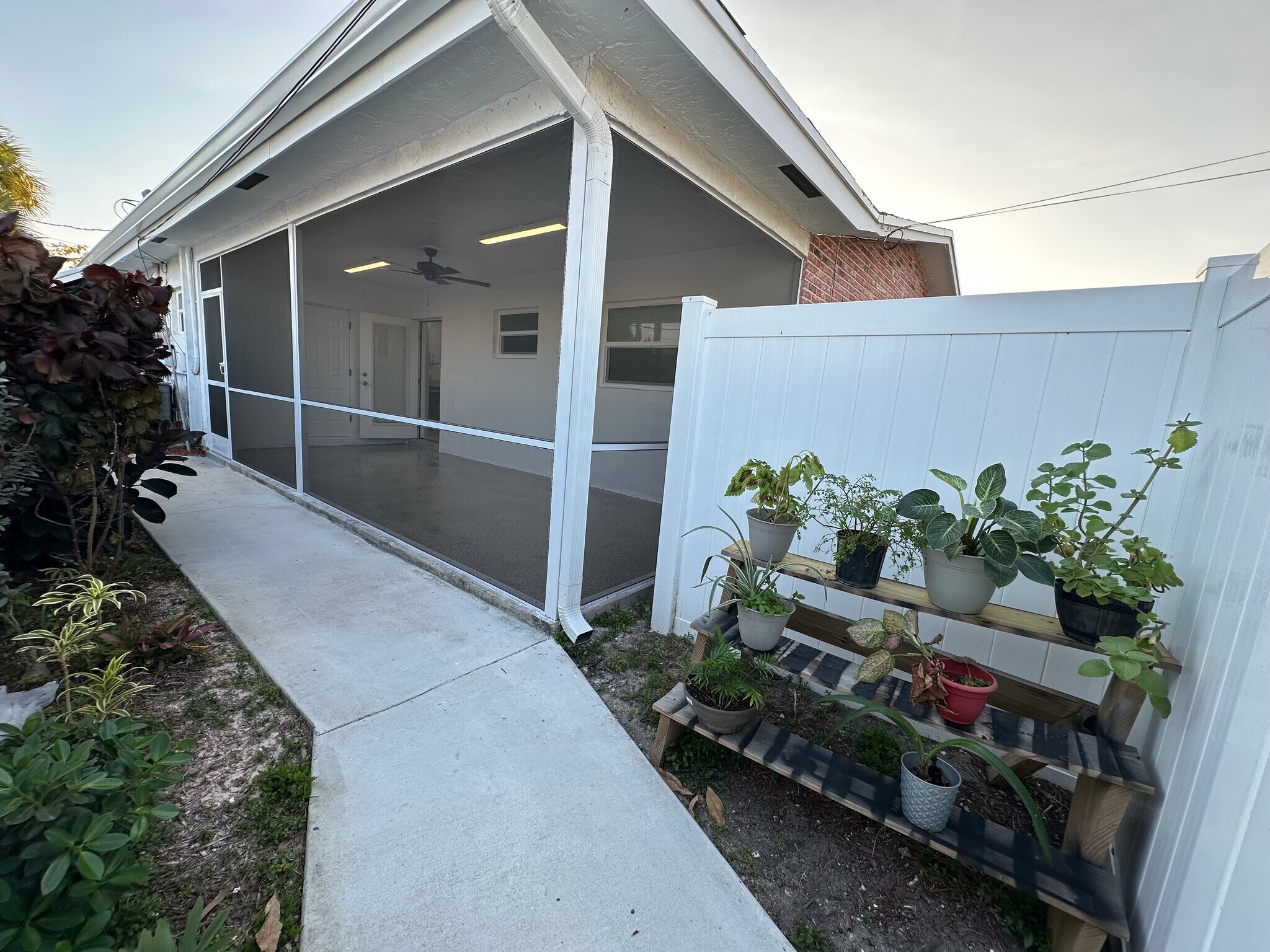 Building Photo - 2112 Garfield St