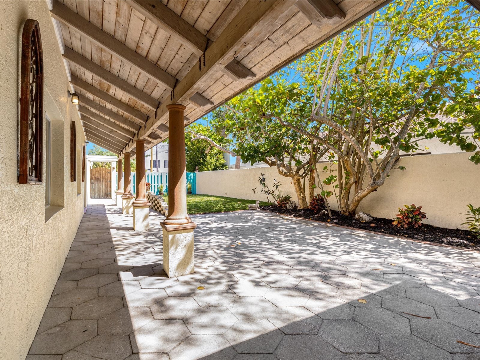 Courtyard - 145 18th Ave SE