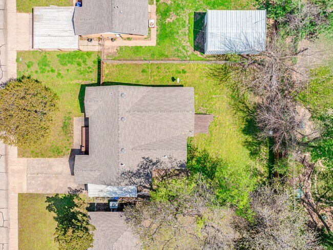 Building Photo - Beautiful Home Just Minutes from the OU Ca...