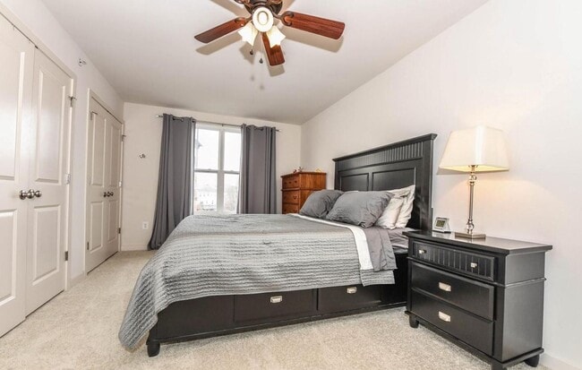 Building Photo - Stylish townhouse in ideal Frederick locat...