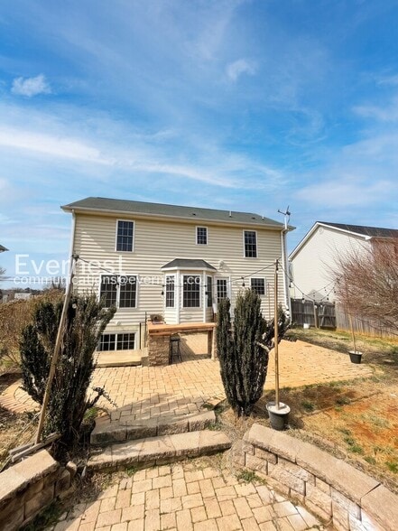Building Photo - 113 Brickert St