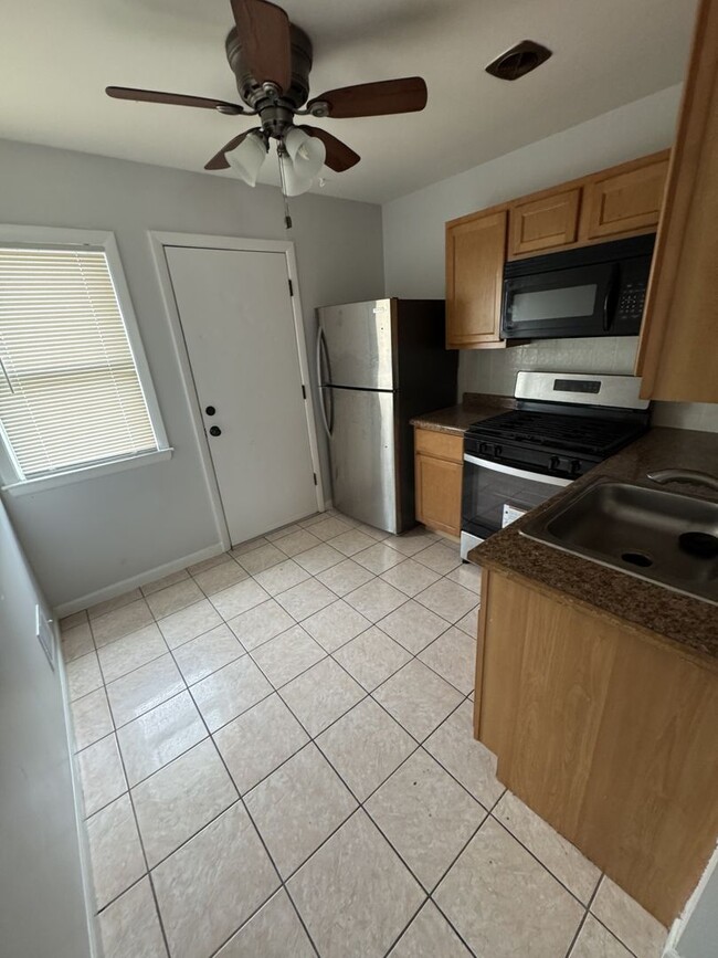 Building Photo - 2501-2503 S 44th St. - 8 Unit