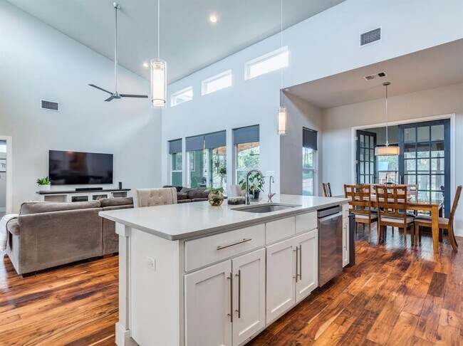 Building Photo - 17215 Oak Cliff Cir