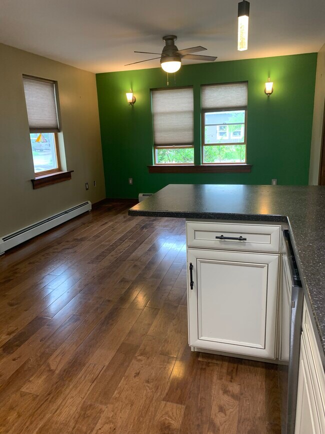 Building Photo - 5 Oak St