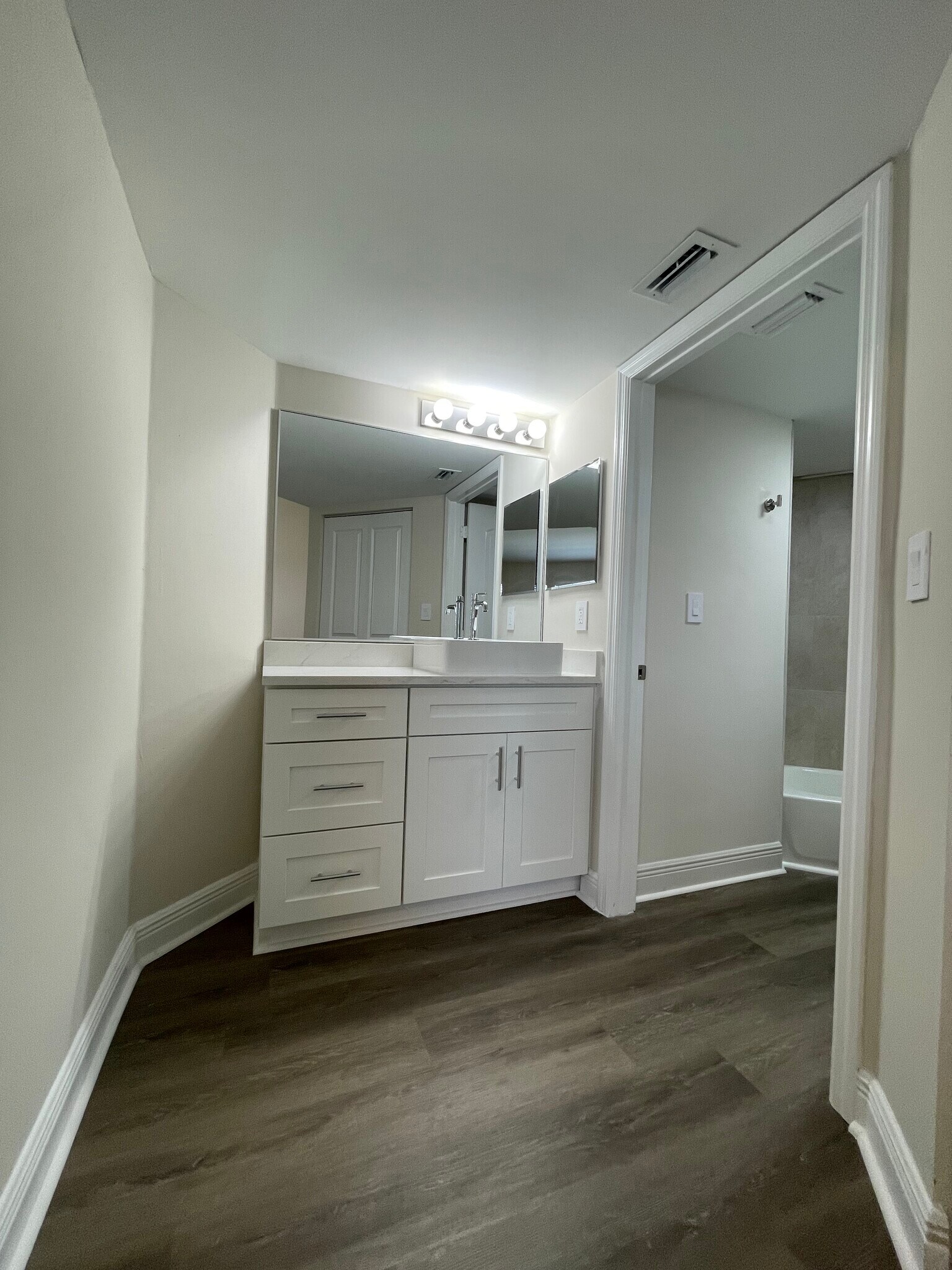 Building Photo - 2850 N Oakland Forest Dr