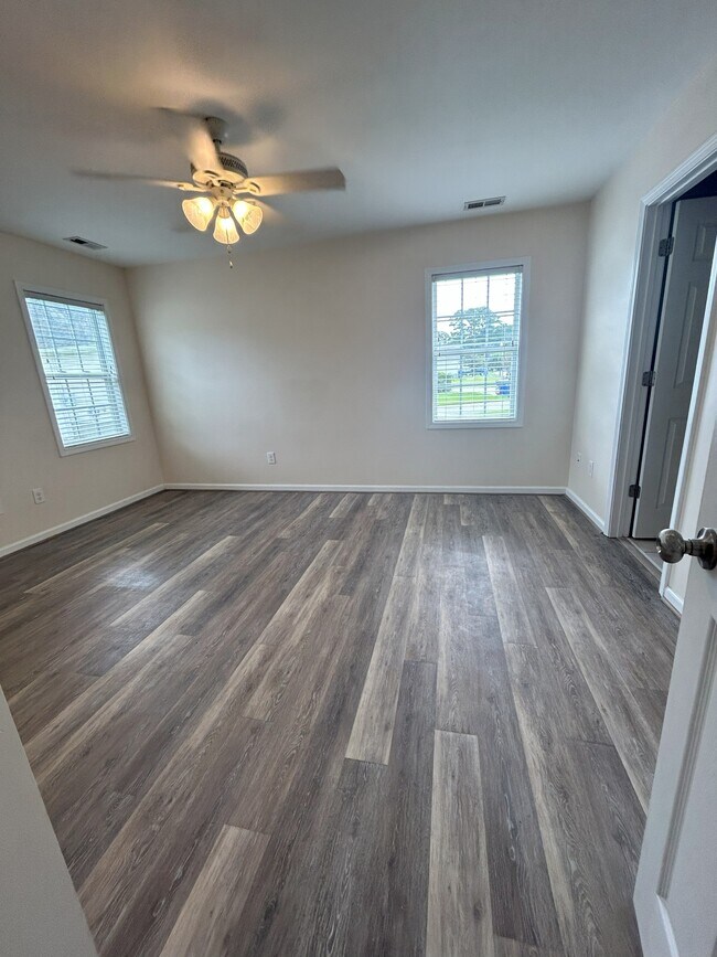Building Photo - 312 S Tree Ct