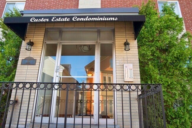 Building Photo - 25 Custer St