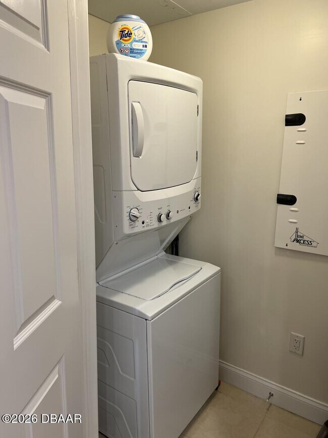 Building Photo - 241 Riverside Dr