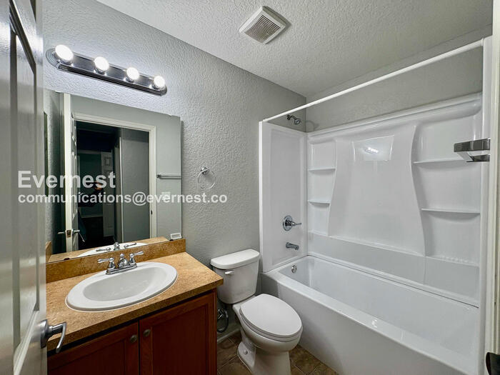 Building Photo - 2219 15th Ave E