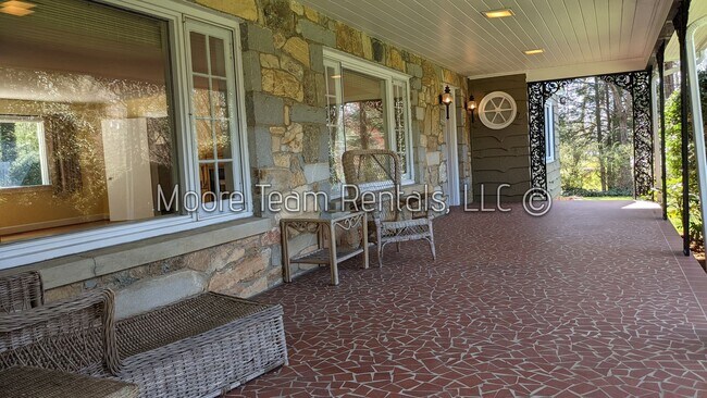 Building Photo - 2612 Haywood Rd