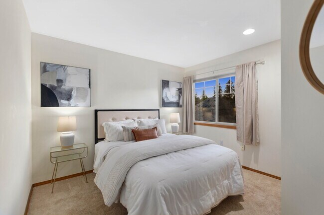 Building Photo - Beautiful End-Unit Townhome in Highland Parc | Water & Sewer Included!- AVAILABLE NOW FOR RENT!!