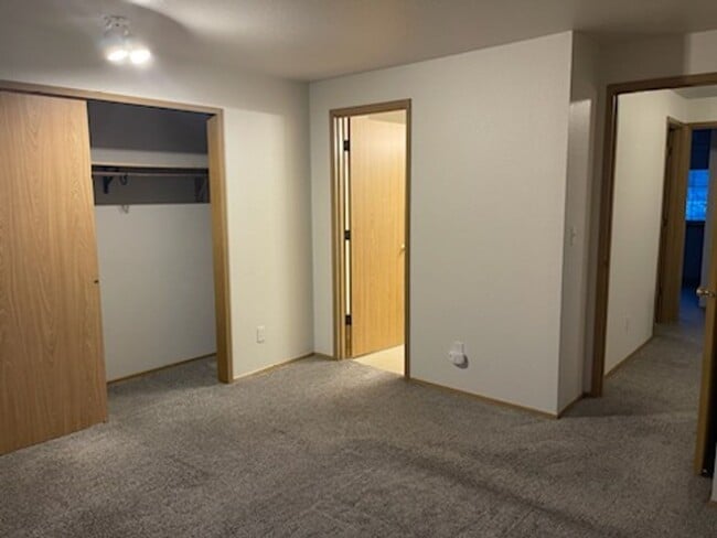 Building Photo - 3 bdrm, 2.5 bath, 2 car garage  (1 attached, 1 detached), Fenced yard, Minutes to Mall and I-5