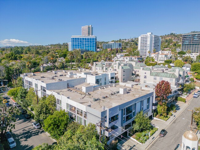 Building Photo - 906 N Doheny Dr