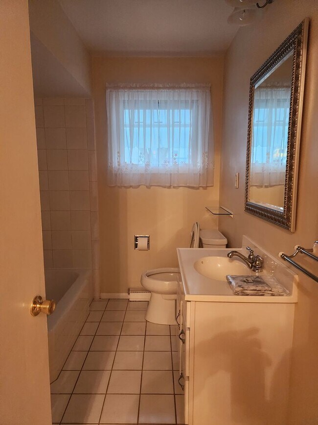 Building Photo - Very Nice- furnished 3-BR