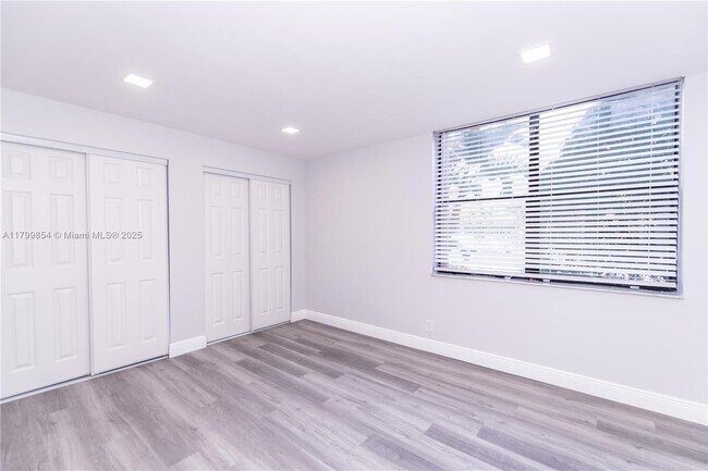 Building Photo - 450 Egret Cir