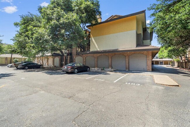 Building Photo - 806 W 24th St