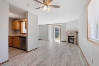 Building Photo - 3 bedroom townhouse with Garage!! Wont last! Call Now!!