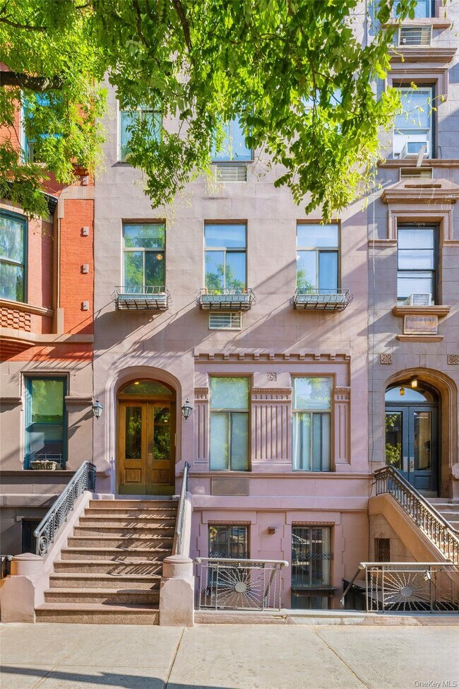 Building Photo - 117 W 82 St
