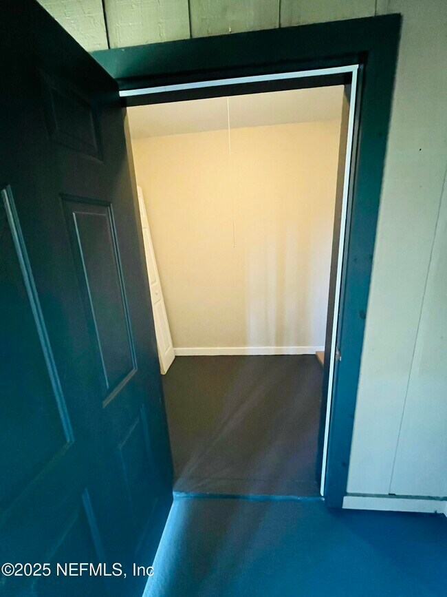 Building Photo - 8880 Old Kings Rd S