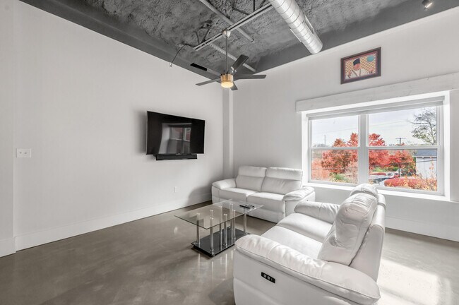 Building Photo - 480 Skain Ave