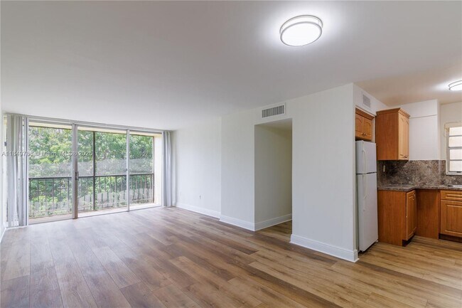 Building Photo - 8870 Fontainebleau Blvd
