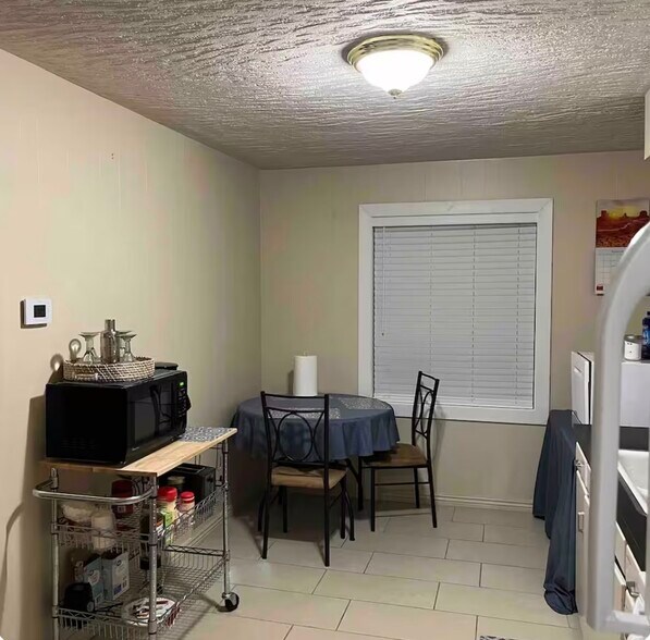 Building Photo - 1070 E 21st St