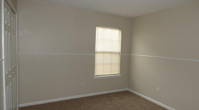 Building Photo - 1685 Aston Hall Ct