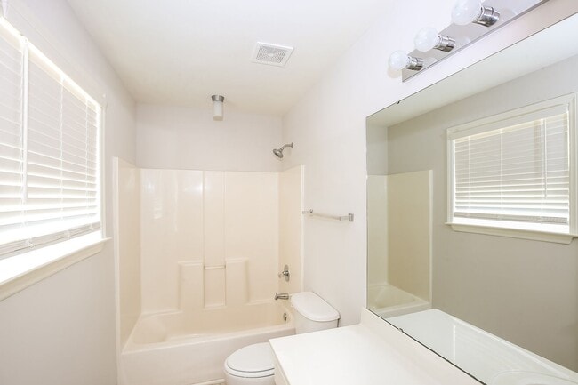 Building Photo - 2 Bedroom, 3 Bathroom Townhouse near Lake ...