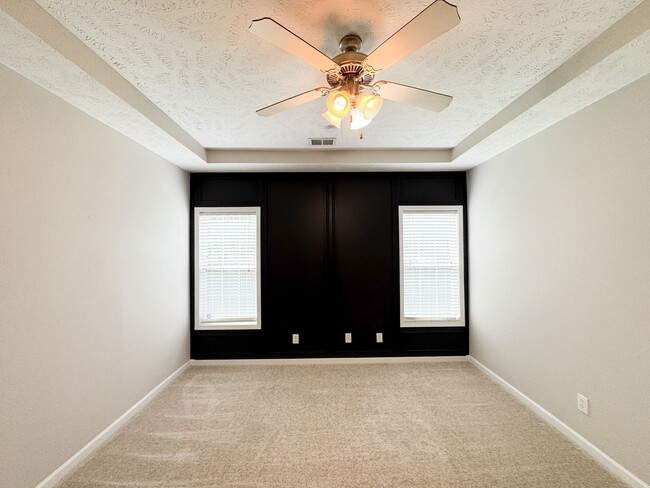 Building Photo - Gorgeous 2 Bed, 2 Bath End Unit Townhome