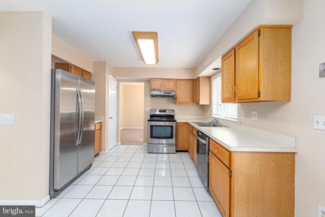Building Photo - 8005 Silver Fox Dr