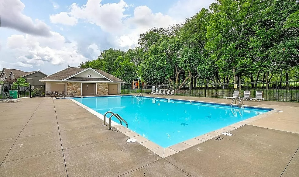 Building Photo - 2114 Hickoryleaf Ln