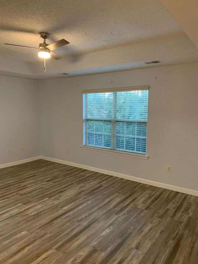 Building Photo - Townhome in LIVE OAK! MOVE IN READY NOW!!