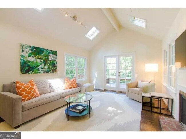 Building Photo - 1916 Greystone Rd NW