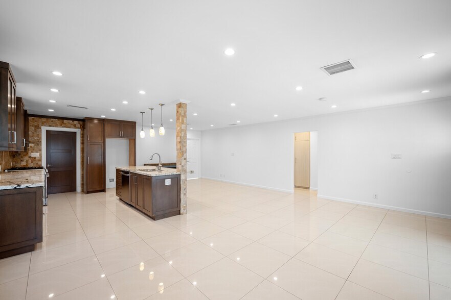 Building Photo - 8337 Valecrest Dr