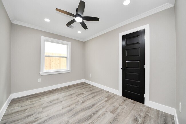 Building Photo - 10114 Fairfax St